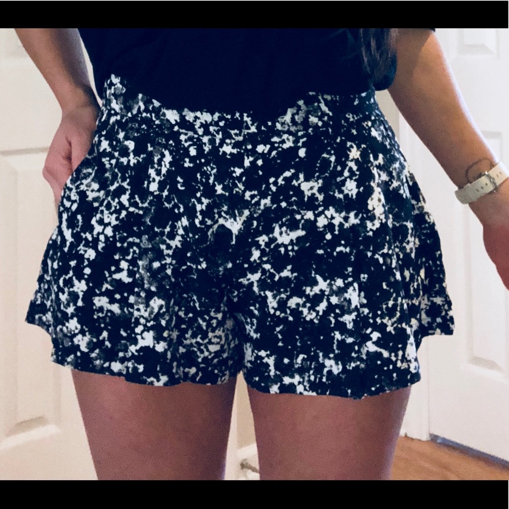 Pleated dress shorts with pockets